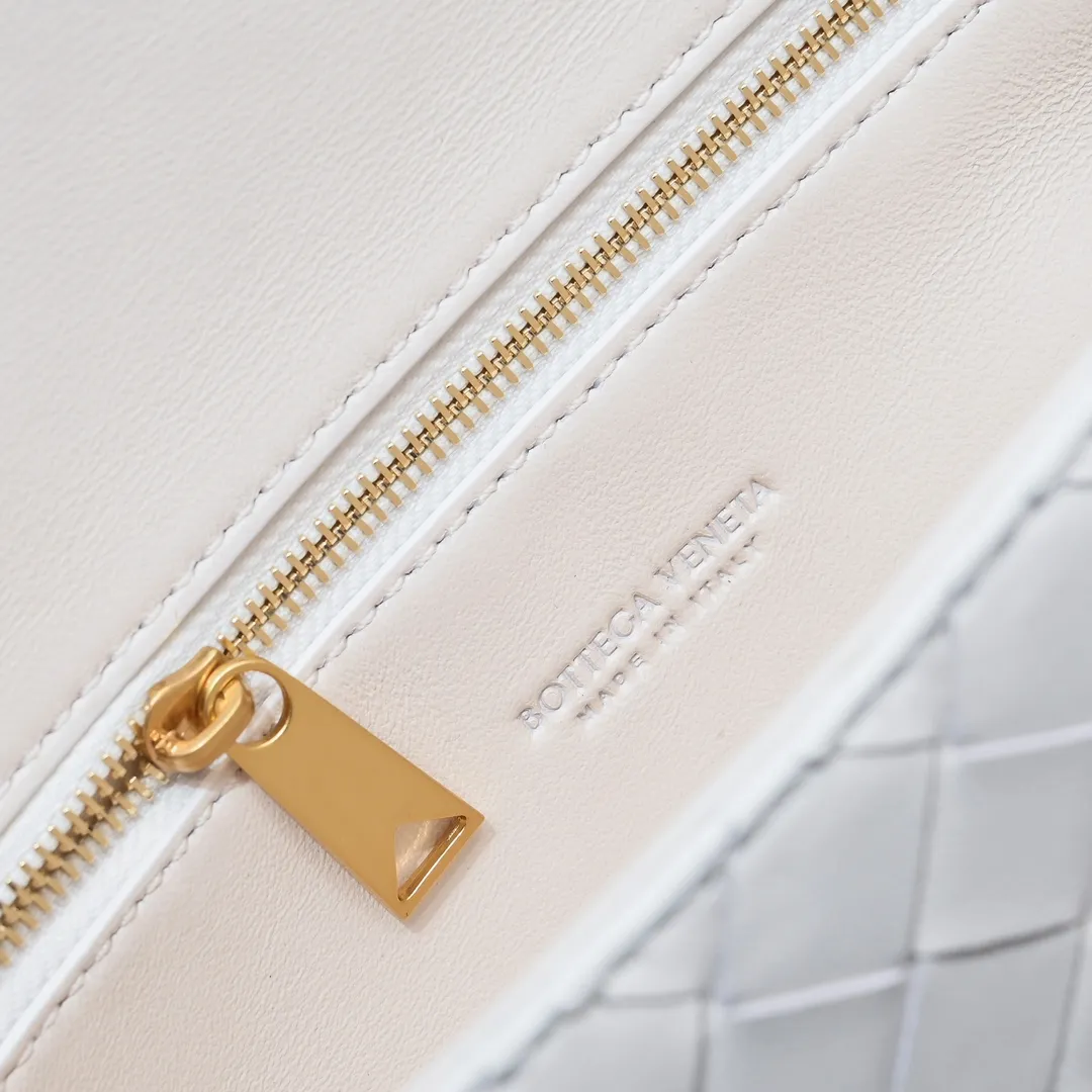 Batch 1420 Bottega Veneta's new style 🆕 mini andiamo bag is so pretty. The dark brown color is very versatile. It is high-end and casual and sexy. Andiamo is not only a commuter bag 🥰 It can be worn crossbody and carried by hand, and it is no problem to match it with evening wear. It can be matched with clothes casually, showing high-end elegance. Style number: 5545 Size: 21.5*13*4.5cm